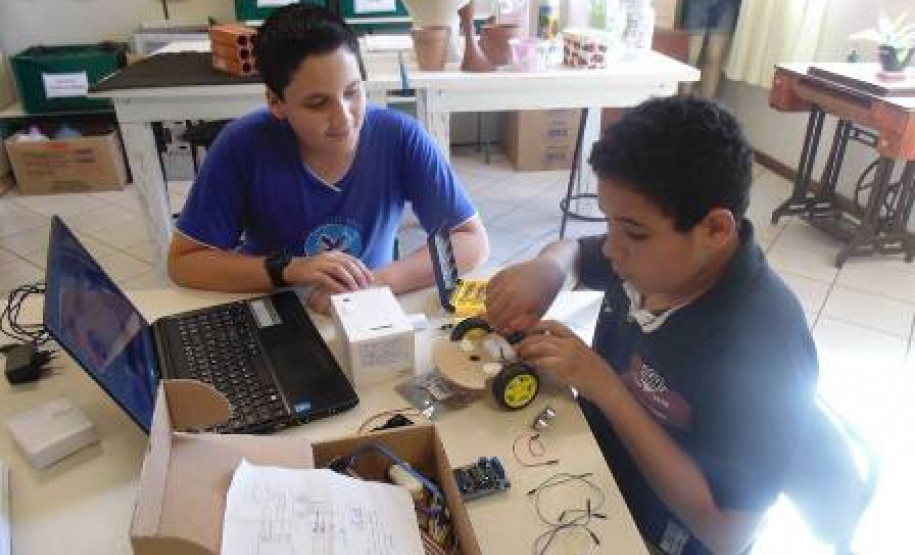 O Colégio Estadual Jardim Porto Alegre, em Toledo, Oeste do Paraná, desenvolve uma série de atividades especiais com seus estudantes que possuem altas habilidades/superdotação. Parte do trabalho, além dos desafios diários, é contar com a percepção dos professores para identificar esses alunos e incentivar a participação dos familiares.