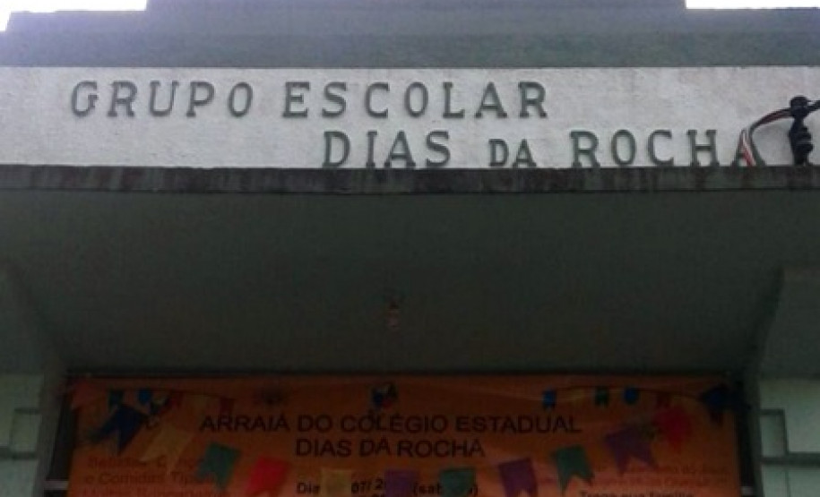 Os trezentos e sessenta estudantes do Colégio Estadual Dias da Rocha, o mais antigo de Araucária (Região Metropolitana de Curitiba), estão sendo beneficiados com as obras de reforma da escola. Até o início do segundo semestre letivo, no dia 1º de agosto, o serviço deve estar concluído. O telhado e o forro estão sendo trocados, além de melhorias na parte elétrica do prédio. Cerca de R$ 75 mil estão sendo investidos na reforma