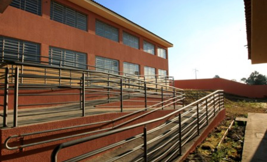 O superintendente de Desenvolvimento Educacional, da Secretaria de Estado da Educação, Victor Hugo Dantas, visitou nesta quarta-feira (20) as novas instalações do Colégio Casemiro Karman, de Campo Largo, Região Metropolitana de Curitiba