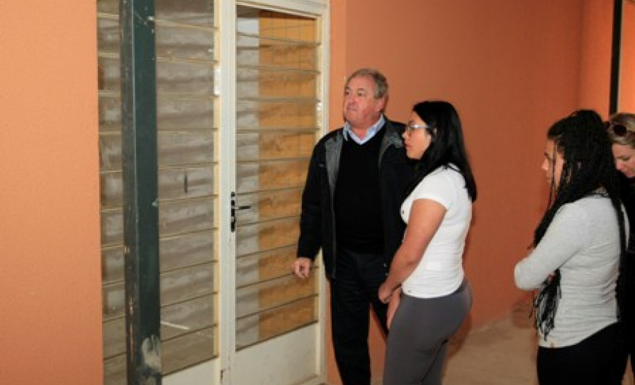 O superintendente de Desenvolvimento Educacional, da Secretaria de Estado da Educação, Victor Hugo Dantas, visitou nesta quarta-feira (20) as novas instalações do Colégio Casemiro Karman, de Campo Largo, Região Metropolitana de Curitiba