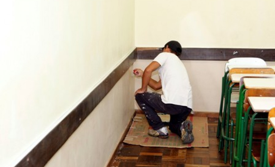 As 2,1 mil escolas da rede pública estadual já receberam, de março a julho, R$ 37,3 milhões do programa Fundo Rotativo. O dinheiro, repassado diretamente para a conta das escolas, é administrado pela direção, em conjunto com a comunidade escolar, e serve para pequenos reparos e despesas de consumo, como compra de materiais de expediente, produtos de limpeza .