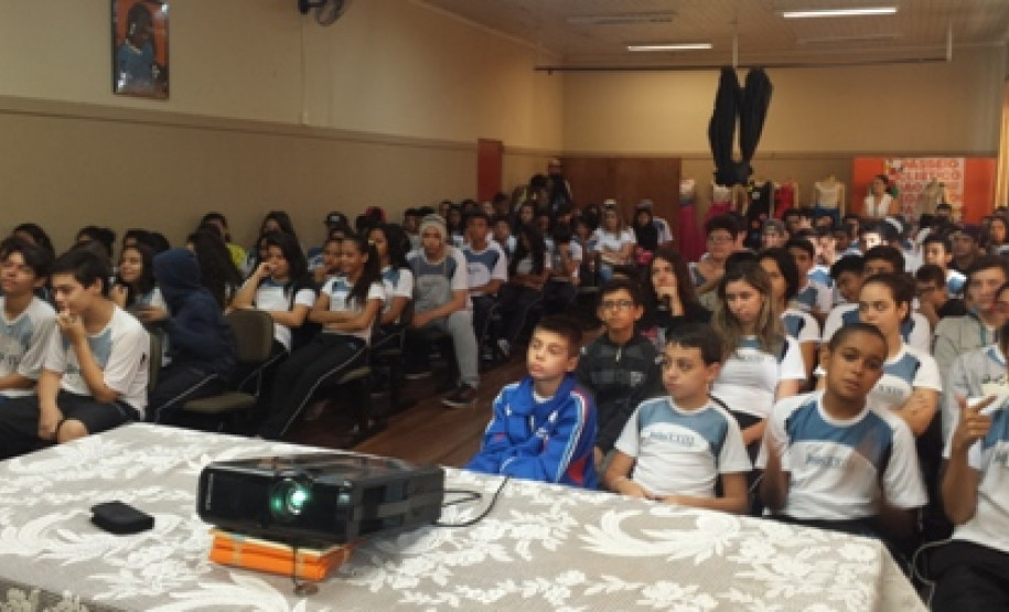 Um projeto da Escola de Trânsito do Departamento de Estradas de Rodagem do Paraná (DER-PR) em Maringá, no Norte do Estado, orienta jovens e adolescentes sobre comportamentos seguros no trânsito, como pedestres e futuros motoristas. Iniciado em 2015, o programa já atendeu mais de mil estudantes das redes pública e privada de ensino da cidade.