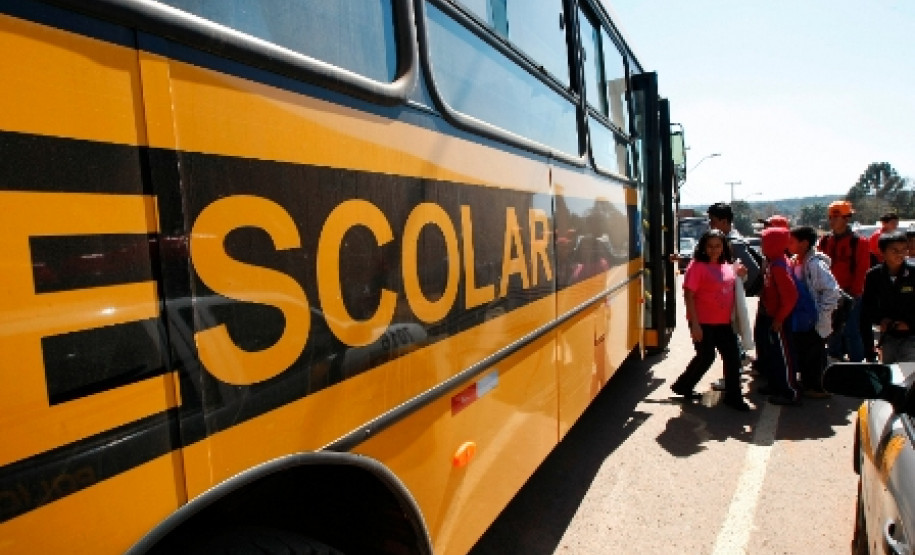 A Secretaria de Estado da Educação divulga os valores do Programa Estadual de Transporte Escolar (PETE) 2016. São mais de R$ 96 milhões repassados para os 399 municípios do Paraná para garantir o atendimento de quase 200 mil estudantes da rede estadual de ensino. Este ano, já foram pagas seis parcelas das dez que estão programadas para as prefeituras.