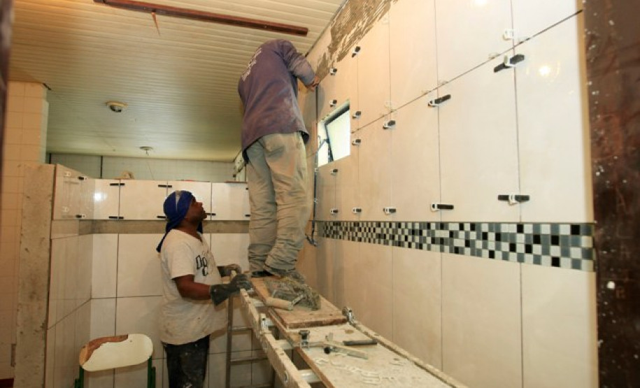 Estudantes da rede estadual de ensino vão encontrar escolas com melhorias ao retornarem às aulas na segunda-feira, 1º de agosto. O segundo semestre letivo vai até 21 de dezembro. Inúmeros estabelecimentos aproveitam o período de recesso no meio do ano para investir em infraestrutura. É o caso do Colégio Estadual Emílio de Menezes, no bairro Capão Raso, em Curitiba, no qual funcionários e operários se esforçam e correm contra o tempo para deixar o ambiente pronto para a chegada dos alunos.