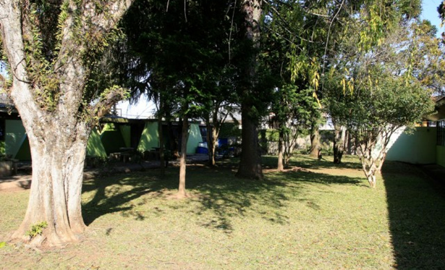 As melhorias vão desde modernização de sanitários e construção de banheiro adaptável para estudantes especiais, até pinturas e colocação de novas lousas nas salas de aula. Além disso, estão sendo reorganizados vários espaços para melhorar o atendimento dos alunos e proporcionar mais conforto aos quase 1,4 mil estudantes do colégio, nos três turnos. O investimento soma mais de R$ 40 mil em recursos públicos e da Associação de Pais, Mestres e Funcionários (APMF).