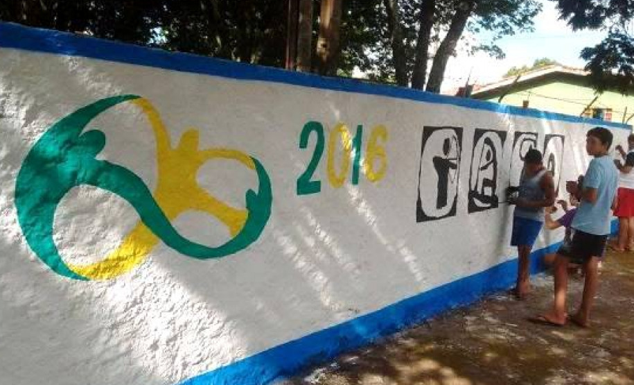 A participação de pais, alunos, professores e da comunidade em geral vem contribuindo para mudar os espaços escolares do Colégio Estadual Lysimaco Ferreira da Costa, em Paranapoema, Noroeste do Paraná. Nos últimos meses estão sendo realizadas várias atividades voluntárias para melhorias na infraestrutura e na aparência da instituição que atende cerca de 230 estudantes.