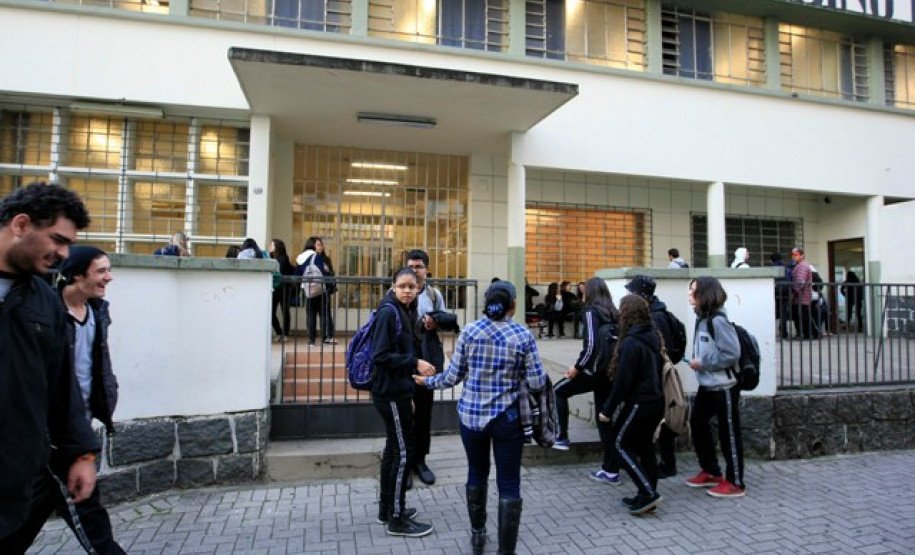 Mais de um milhão de estudantes da rede estadual de ensino voltaram às aulas nesta segunda-feira (1º) para o segundo semestre letivo de 2016, após duas semanas de recesso. As aulas prosseguem até o dia 21 de dezembro. A Secretaria da Educação tomou as medidas necessárias para garantir a normalidade das aulas, organizando transporte escolar, entrega de merenda e distribuição de aulas.