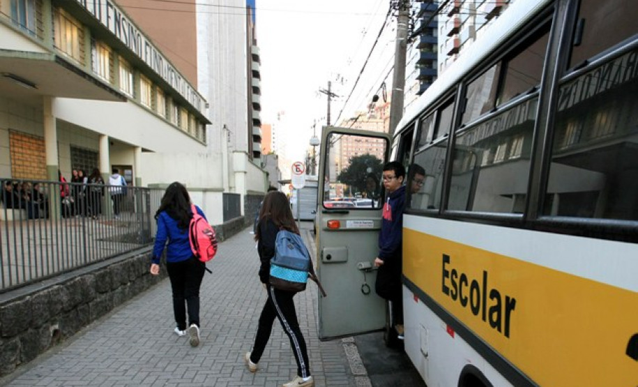 No Colégio Estadual Barão do Rio Branco, em Curitiba, o clima entre os alunos foi de alegria por rever os amigos. A Secretaria da Educação tomou as medidas necessárias para garantir a normalidade das aulas, organizando transporte escolar, entrega de merenda e distribuição de aulas.