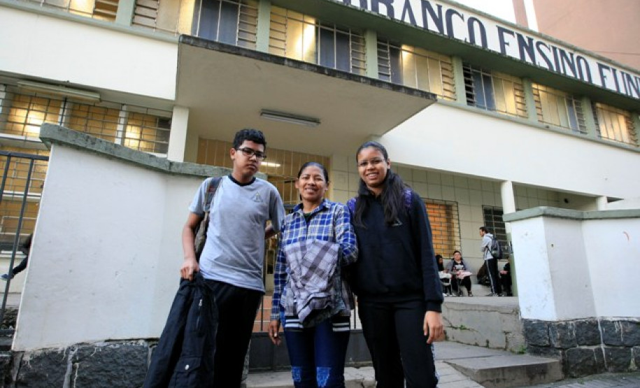 Maria Cristina de Souza acompanhou seus dois filhos, Cristina e João Francisco, neste primeiro dia de retorno ao colégio