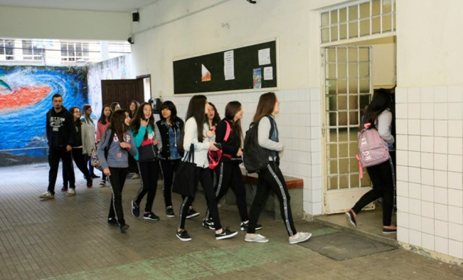 Mais de um milhão de estudantes da rede estadual de ensino voltaram às aulas nesta segunda-feira (1º) para o segundo semestre letivo de 2016, após duas semanas de recesso. As aulas prosseguem até o dia 21 de dezembro. A Secretaria da Educação tomou as medidas necessárias para garantir a normalidade das aulas, organizando transporte escolar, entrega de merenda e distribuição de aulas.