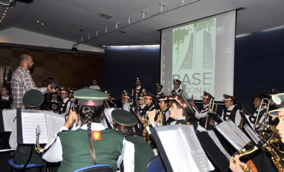Educadores de todas as regiões estão reunidos em Curitiba para debater a Base Nacional Comum Curricular (BNCC), conjunto de conhecimentos que o estudante precisa ter em cada etapa do ensino. A nova base está sendo construída com participação do MEC, Consed, da Undime, de secretarias de Estado da Educação, da Anped e de escolas de todo País.