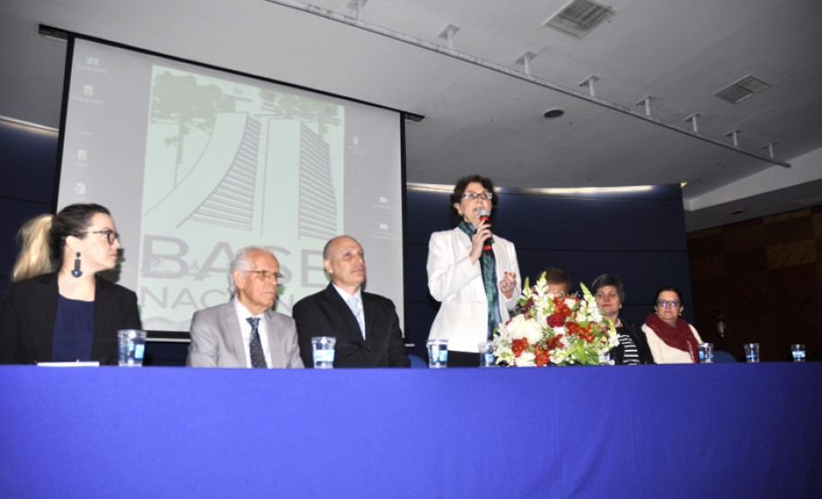 Educadores de todas as regiões estão reunidos em Curitiba para debater a Base Nacional Comum Curricular (BNCC), conjunto de conhecimentos que o estudante precisa ter em cada etapa do ensino. A nova base está sendo construída com participação do MEC, Consed, da Undime, de secretarias de Estado da Educação, da Anped e de escolas de todo País.