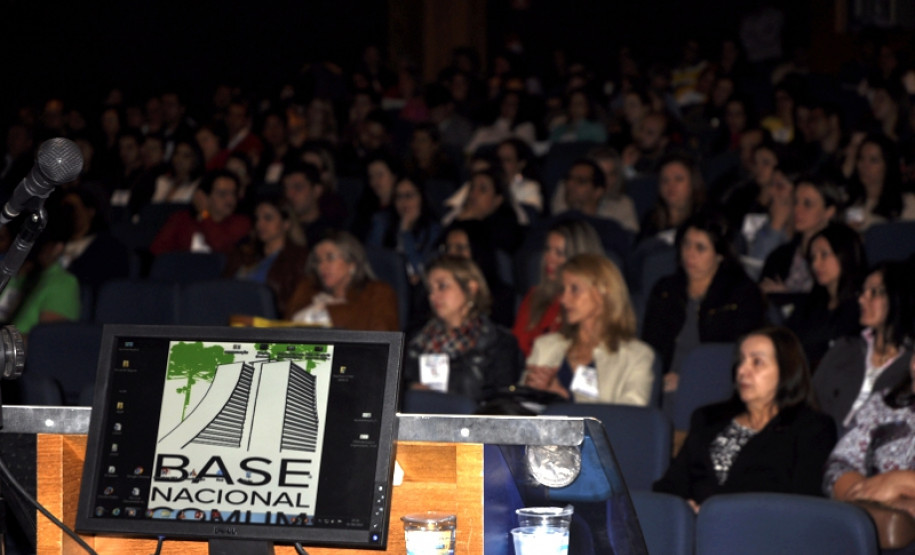 Educadores de todas as regiões estão reunidos em Curitiba para debater a Base Nacional Comum Curricular (BNCC), conjunto de conhecimentos que o estudante precisa ter em cada etapa do ensino. A nova base está sendo construída com participação do MEC, Consed, da Undime, de secretarias de Estado da Educação, da Anped e de escolas de todo País.