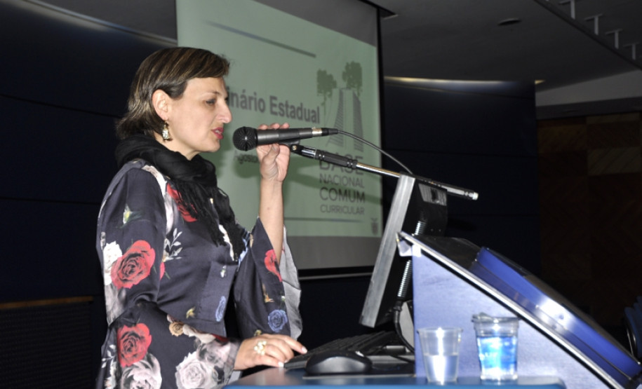 Educadores de todas as regiões estão reunidos em Curitiba para debater a Base Nacional Comum Curricular (BNCC), conjunto de conhecimentos que o estudante precisa ter em cada etapa do ensino. A nova base está sendo construída com participação do MEC, Consed, da Undime, de secretarias de Estado da Educação, da Anped e de escolas de todo País.