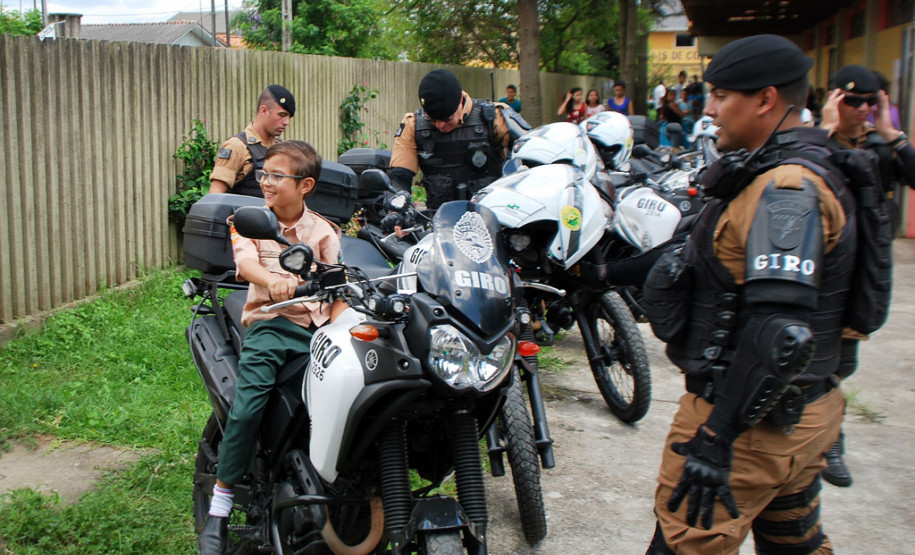 A Polícia Militar do Paraná, a Casa Civil do Governo, e a Secretaria de Estado da Educação começam nesta sexta-feira (05) o projeto “Polícia Militar na Escola”, com objetivo de fazer um trabalho sociocultural nas instituições de ensino do estado localizadas em Curitiba e Região Metropolitana.