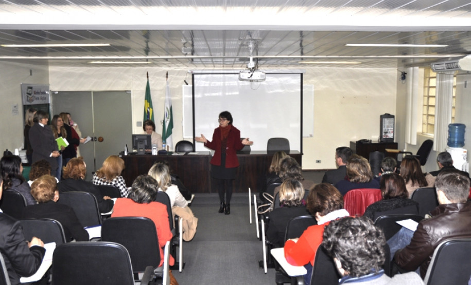 Os chefes dos 32 Núcleos Regionais de Educação (NREs) participaram nesta quarta-feira (03), em Curitiba, de uma reunião para debater questões pontuais de cada regional. O encontro contou com a presença da secretária da Educação, professora Ana Seres, do superintendente de Desenvolvimento Educacional, Victor Hugo Dantas, além de coordenadores da Secretaria da Educação.