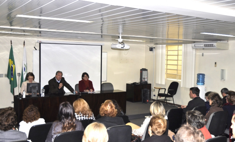 Os chefes dos 32 Núcleos Regionais de Educação (NREs) participaram nesta quarta-feira (03), em Curitiba, de uma reunião para debater questões pontuais de cada regional. O encontro contou com a presença da secretária da Educação, professora Ana Seres, do superintendente de Desenvolvimento Educacional, Victor Hugo Dantas, além de coordenadores da Secretaria da Educação.