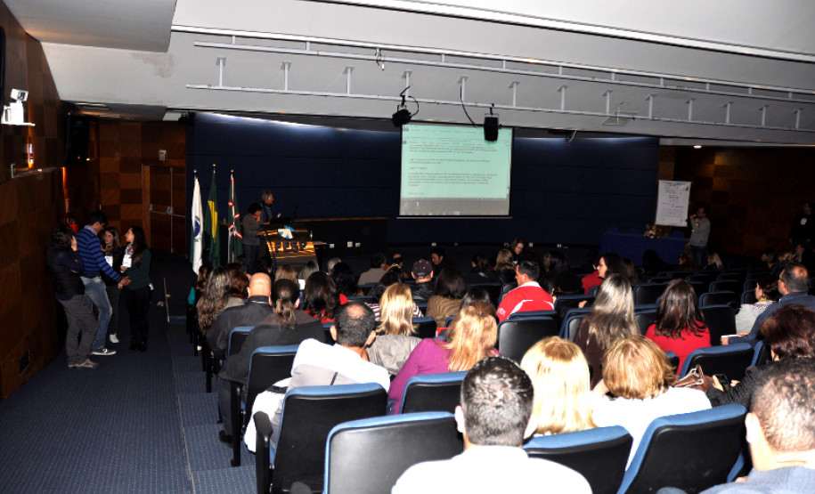 Com a participação de 310 educadores e especialistas em educação de diversas regiões do Paraná, terminou nesta quarta-feira (3), em Curitiba, o Seminário Estadual da Base Nacional Comum Curricular (BNCC), iniciado na segunda-feira (1º) para debater e alinhar as contribuições do Estado ao novo modelo da Base Curricular.