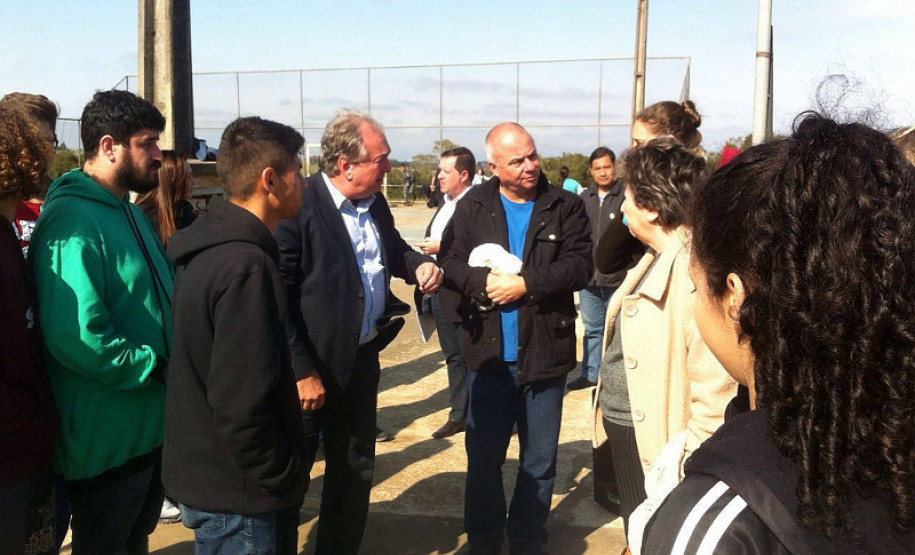 O ano letivo de 2017 será iniciado com quatro novas salas de aula, construídas em alvenaria, no Colégio Frei Doroteu de Pádua, em Ponta Grossa. Esse foi o resultado da reunião realizada nesta quinta-feira (04) entre o superintendente de Desenvolvimento Educacional da SEED, Victor Hugo Dantas, e os estudantes que ocupam o colégio desde segunda-feira (1º), reivindicando a reforma de salas de madeira.
