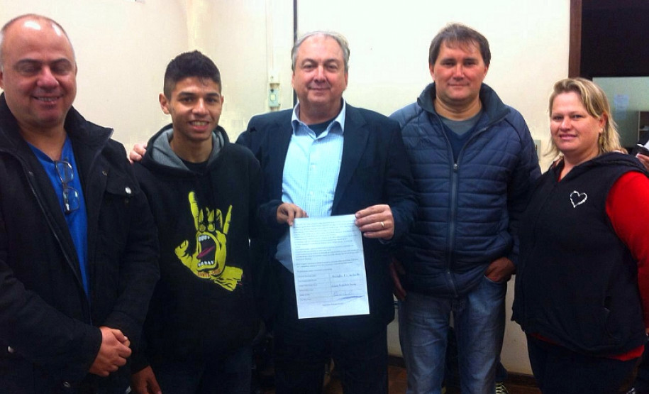 O ano letivo de 2017 será iniciado com quatro novas salas de aula, construídas em alvenaria, no Colégio Frei Doroteu de Pádua, em Ponta Grossa. Esse foi o resultado da reunião realizada nesta quinta-feira (04) entre o superintendente de Desenvolvimento Educacional da SEED, Victor Hugo Dantas, e os estudantes que ocupam o colégio desde segunda-feira (1º), reivindicando a reforma de salas de madeira.