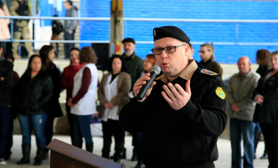 “Essa oportunidade é importante para fortalecermos a relação de cidadania entre a PM e a sociedade. Algumas vezes, os adolescentes que integram a comunidade não conhecem a PM em sua forma mais verdadeira. Serve para mostrarmos o lado humano da PM, dos profissionais que saem de casa todos os dias para garantir a nossa segurança”, lembrou o comandante-geral da Polícia Militar do Paraná, coronel Maurício Tortato.
