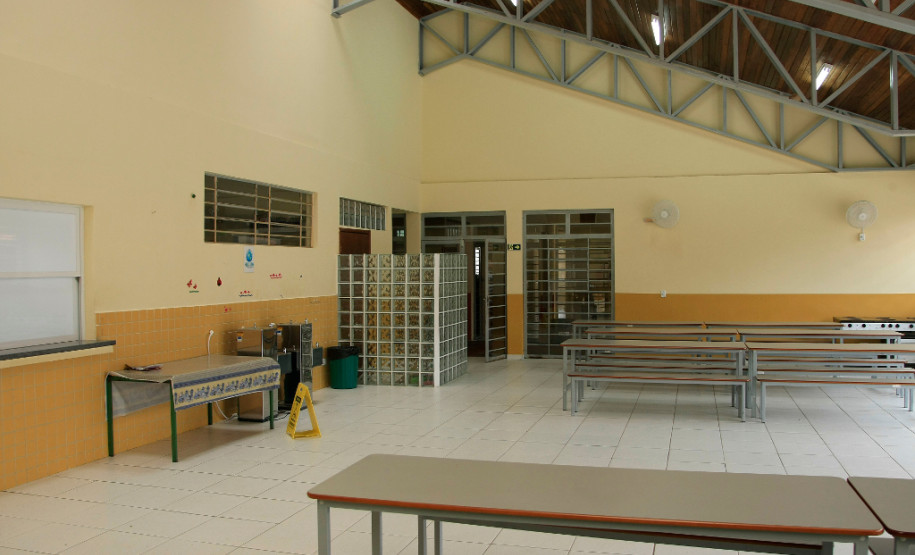 Já estão disponíveis na conta das escolas da rede estadual duas novas parcelas de recursos do programa Fundo Rotativo, no valor total de R$ 8 milhões. Desse total, a metade (R$ 4 milhões) refere-se à sexta cota destinada a itens de consumo, e a outra metade à terceira cota de serviço.