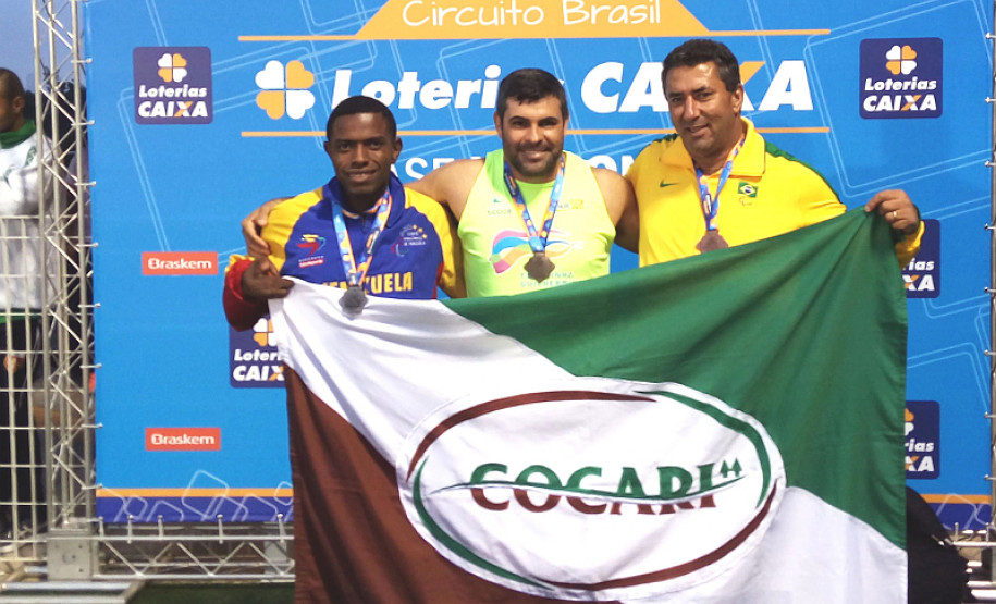 Edevaldo (centro) sempre praticou atividades esportivas, mas teve que interromper a que mais gostava, jogar futebol, devido a uma displasia na perna direita e problema de má formação no membro inferior da perna esquerda. Mas foi no próprio esporte que o paratleta buscou forças para superar as dificuldades diárias. “O esporte é tudo para mim”, disse.