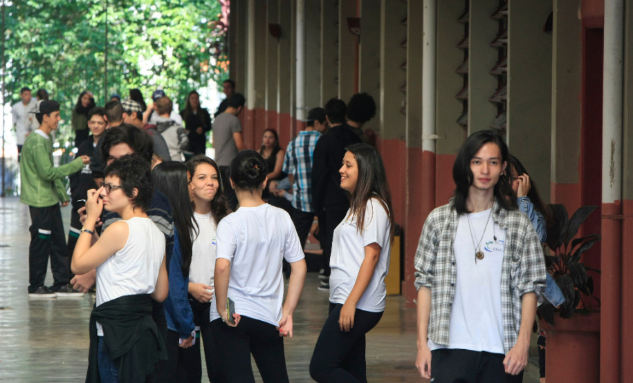 Hoje o dia é de vocês, razão de ser de todo nosso trabalho. É para vocês e por vocês que cerca de cem mil professores e funcionários da educação trabalham. Cada pedagogo, professor, diretor, servidor, enfim, está em sua função para que vocês tenham acesso a um dos direitos mais preciosos: o de aprender, saber, e assim se emancipar e exercer a sua cidadania.
