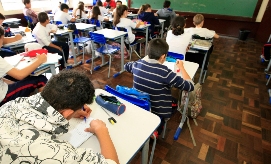 Hoje o dia é de vocês, razão de ser de todo nosso trabalho. É para vocês e por vocês que cerca de cem mil professores e funcionários da educação trabalham. Cada pedagogo, professor, diretor, servidor, enfim, está em sua função para que vocês tenham acesso a um dos direitos mais preciosos: o de aprender, saber, e assim se emancipar e exercer a sua cidadania.