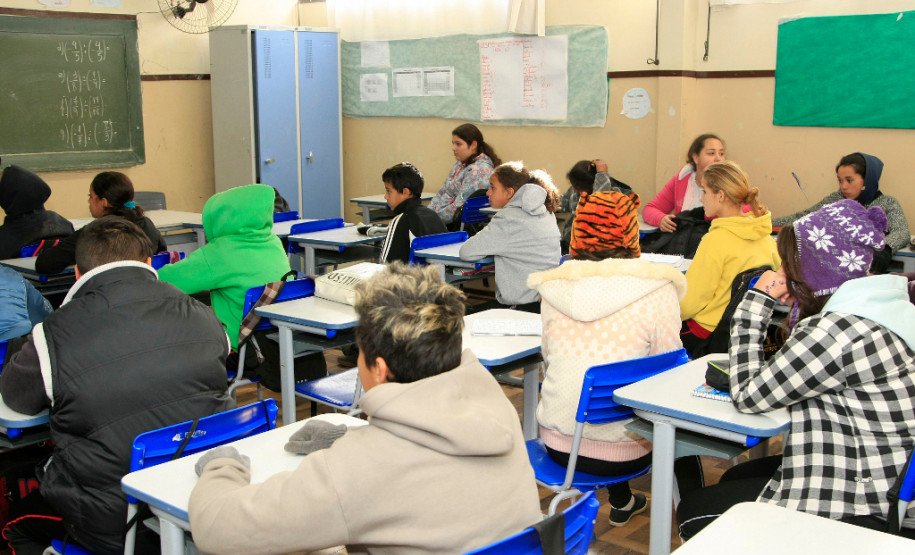 Hoje o dia é de vocês, razão de ser de todo nosso trabalho. É para vocês e por vocês que cerca de cem mil professores e funcionários da educação trabalham. Cada pedagogo, professor, diretor, servidor, enfim, está em sua função para que vocês tenham acesso a um dos direitos mais preciosos: o de aprender, saber, e assim se emancipar e exercer a sua cidadania.