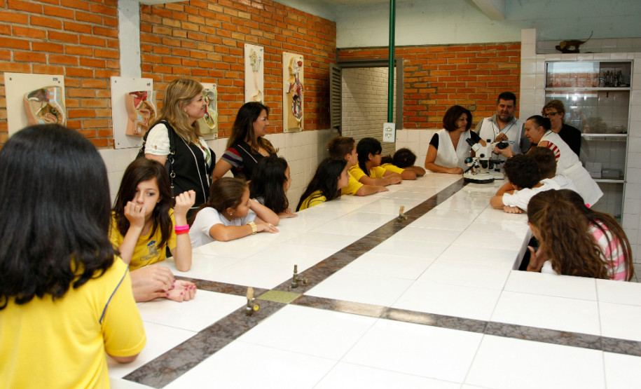 Colégio Estadual Pio Lanteri, em Curitiba, recebendo alunos de escolas municipais para apresentar a equipe pedagógica, o sistema de organização e alguns ambientes do colégio.