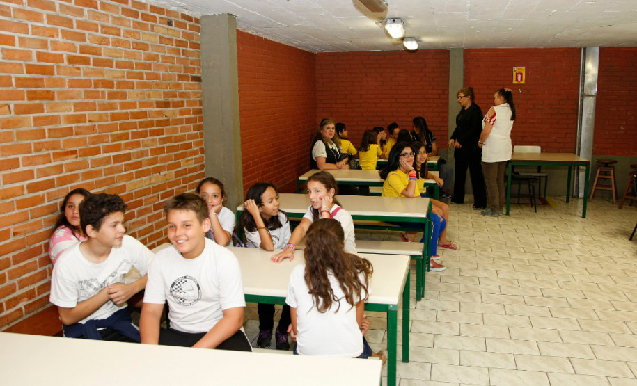 Colégio Estadual Pio Lanteri, em Curitiba, recebendo alunos de escolas municipais para apresentar a equipe pedagógica, o sistema de organização e alguns ambientes do colégio.