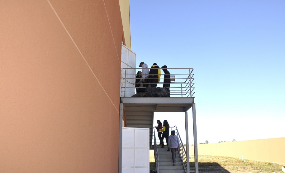 Representantes da Secretaria de Estado da Educação (SEED) se reuniram na manhã desta quinta-feira (11) com estudantes do Colégio Estadual Casemiro Karman, em Campo Largo (Região Metropolitana de Curitiba), para acompanhar o andamento das obras do novo prédio da escola, no bairro Rivabem. Esta é a segunda vistoria conjunta da SEED e estudantes na escola.