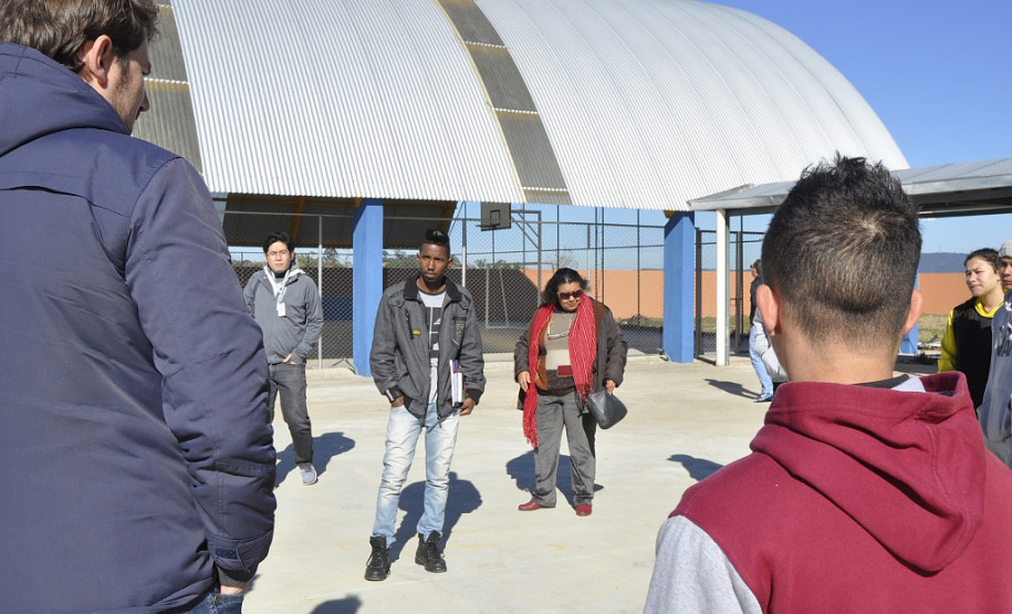 Representantes da Secretaria de Estado da Educação (SEED) se reuniram na manhã desta quinta-feira (11) com estudantes do Colégio Estadual Casemiro Karman, em Campo Largo (Região Metropolitana de Curitiba), para acompanhar o andamento das obras do novo prédio da escola, no bairro Rivabem. Esta é a segunda vistoria conjunta da SEED e estudantes na escola.