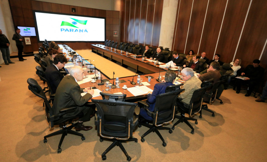 O Governo do Estado propôs abrir as contas públicas para análise de dirigentes e técnicos ligados a APP-Sindicato, entidade que representa os professores estaduais. A proposta foi feita nesta quinta-feira (11/08), durante reunião da Comissão de Política Salarial do Governo do Estado.