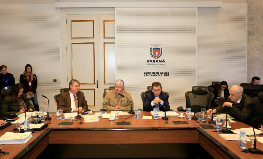 O Governo do Estado propôs abrir as contas públicas para análise de dirigentes e técnicos ligados a APP-Sindicato, entidade que representa os professores estaduais. A proposta foi feita nesta quinta-feira (11/08), durante reunião da Comissão de Política Salarial do Governo do Estado.