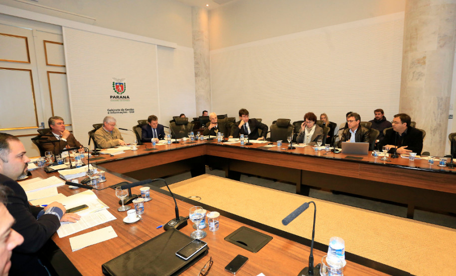 O Governo do Estado propôs abrir as contas públicas para análise de dirigentes e técnicos ligados a APP-Sindicato, entidade que representa os professores estaduais. A proposta foi feita nesta quinta-feira (11/08), durante reunião da Comissão de Política Salarial do Governo do Estado.