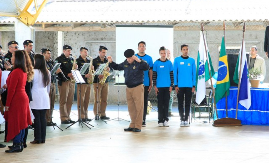As escolas estaduais e municipais de Campina Grande do Sul, na Região Metropolitana de Curitiba, comemoraram o Dia Nacional do Estudante, nesta quinta-feira (11), de um jeito diferente. Os alunos se reuniram no Colégio Estadual Timbu Velho para participar das atividades socioculturais desenvolvidas pelos estudantes e pela Polícia Militar do Paraná (PM-PR), que completa 162 anos.