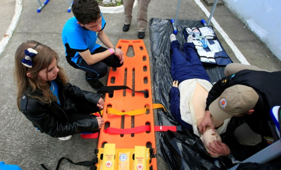 As escolas estaduais e municipais de Campina Grande do Sul, na Região Metropolitana de Curitiba, comemoraram o Dia Nacional do Estudante, nesta quinta-feira (11), de um jeito diferente. Os alunos se reuniram no Colégio Estadual Timbu Velho para participar das atividades socioculturais desenvolvidas pelos estudantes e pela Polícia Militar do Paraná (PM-PR), que completa 162 anos.