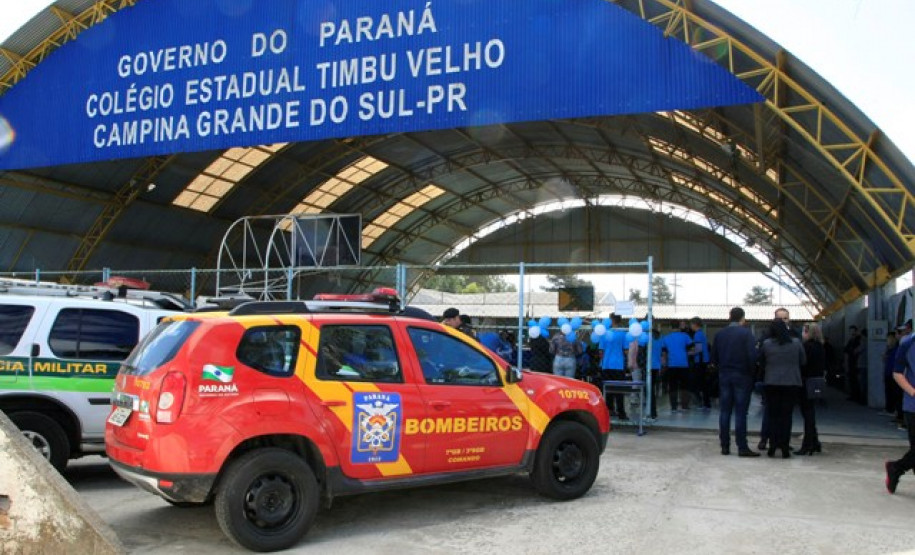 As escolas estaduais e municipais de Campina Grande do Sul, na Região Metropolitana de Curitiba, comemoraram o Dia Nacional do Estudante, nesta quinta-feira (11), de um jeito diferente. Os alunos se reuniram no Colégio Estadual Timbu Velho para participar das atividades socioculturais desenvolvidas pelos estudantes e pela Polícia Militar do Paraná (PM-PR), que completa 162 anos.