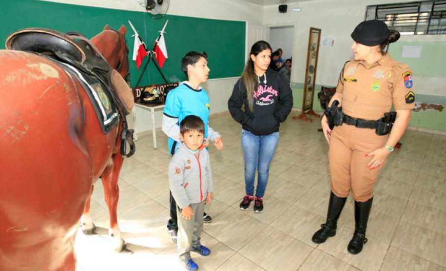 As escolas estaduais e municipais de Campina Grande do Sul, na Região Metropolitana de Curitiba, comemoraram o Dia Nacional do Estudante, nesta quinta-feira (11), de um jeito diferente. Os alunos se reuniram no Colégio Estadual Timbu Velho para participar das atividades socioculturais desenvolvidas pelos estudantes e pela Polícia Militar do Paraná (PM-PR), que completa 162 anos.