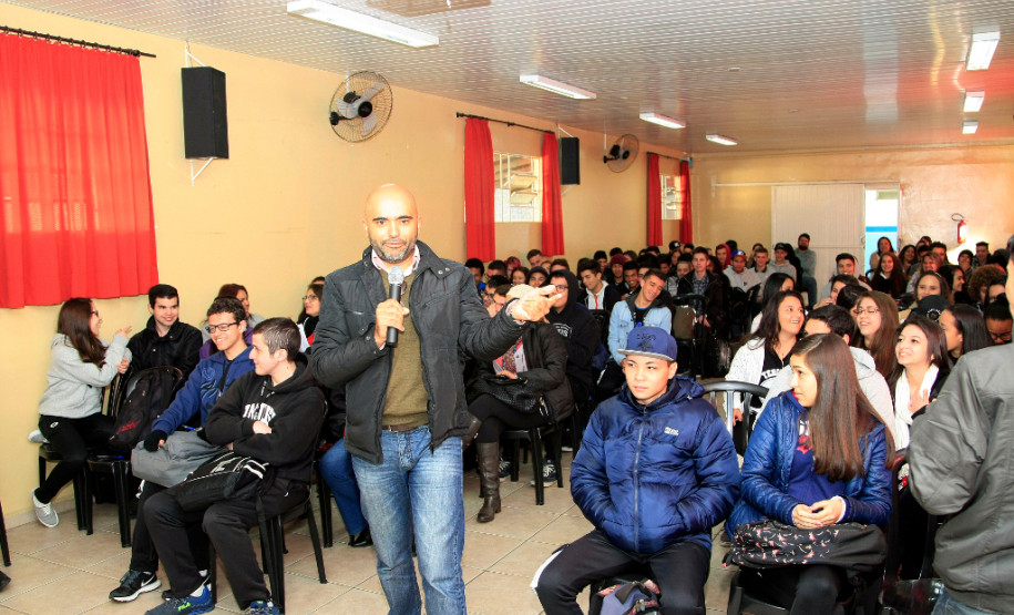 Estudantes do ensino médio de cinco escolas da rede estadual em Curitiba e Região Metropolitana participaram, ao longo desta semana, de uma série de palestras interativas e workshops sobre a transição da vida escolar para o mundo do trabalho e protagonismo social. Os encontros fazem parte do projeto Juventude Mais, ministrado pelo professor Marciano Cunha da Pontifícia Universidade Católica do Paraná (PUC-PR).