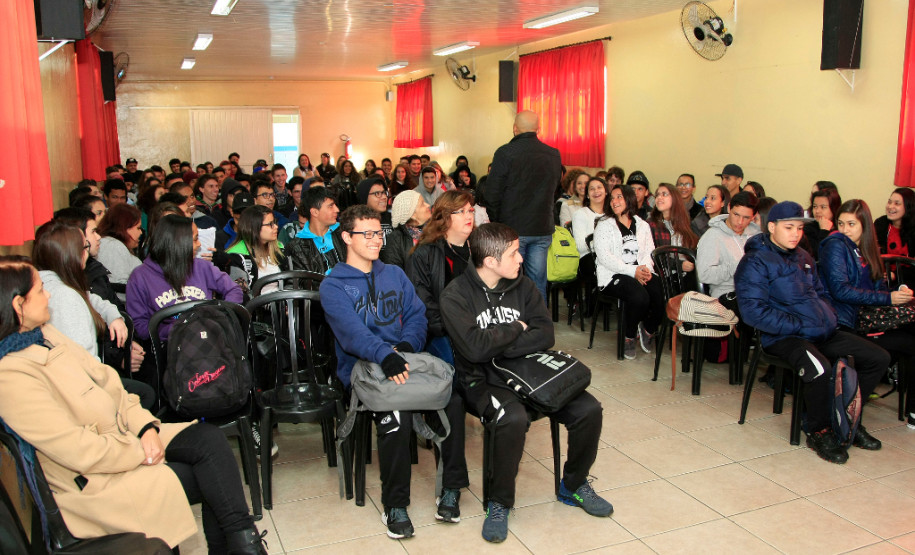 Estudantes do ensino médio de cinco escolas da rede estadual em Curitiba e Região Metropolitana participaram, ao longo desta semana, de uma série de palestras interativas e workshops sobre a transição da vida escolar para o mundo do trabalho e protagonismo social. Os encontros fazem parte do projeto Juventude Mais, ministrado pelo professor Marciano Cunha da Pontifícia Universidade Católica do Paraná (PUC-PR).