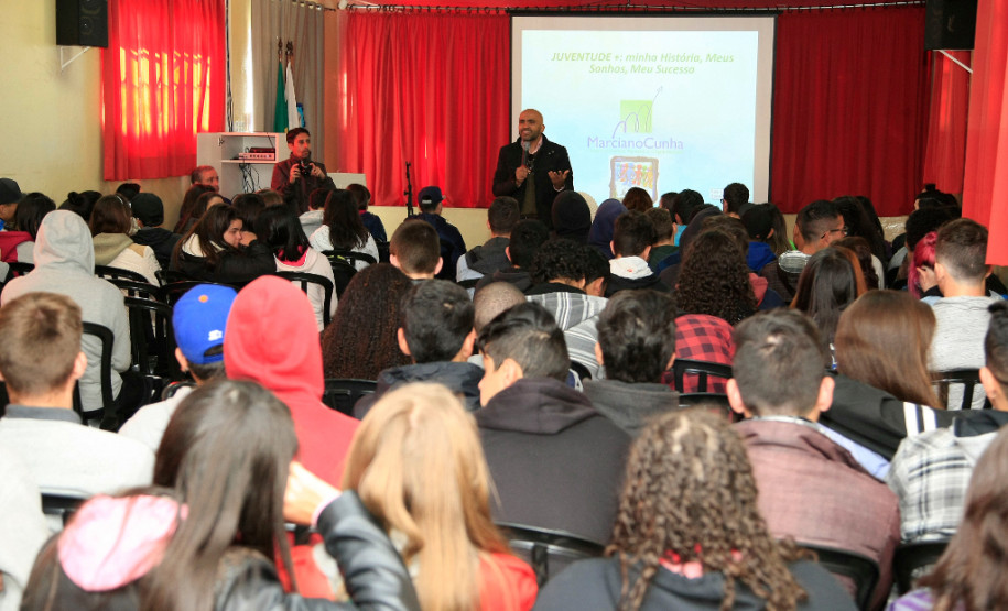 Estudantes do ensino médio de cinco escolas da rede estadual em Curitiba e Região Metropolitana participaram, ao longo desta semana, de uma série de palestras interativas e workshops sobre a transição da vida escolar para o mundo do trabalho e protagonismo social. Os encontros fazem parte do projeto Juventude Mais, ministrado pelo professor Marciano Cunha da Pontifícia Universidade Católica do Paraná (PUC-PR).