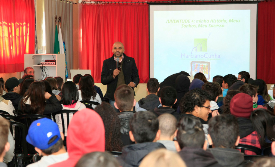 Estudantes do ensino médio de cinco escolas da rede estadual em Curitiba e Região Metropolitana participaram, ao longo desta semana, de uma série de palestras interativas e workshops sobre a transição da vida escolar para o mundo do trabalho e protagonismo social. Os encontros fazem parte do projeto Juventude Mais, ministrado pelo professor Marciano Cunha da Pontifícia Universidade Católica do Paraná (PUC-PR).
