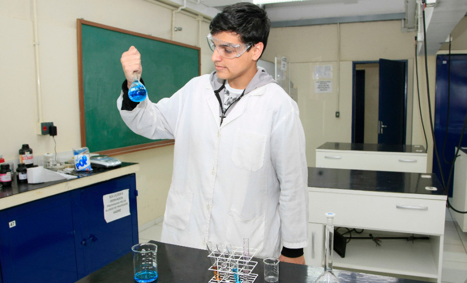 O comprometimento com os estudos também foi o diferencial para a classificação de Elizeu, que cursa o terceiro ano do ensino médio integrado ao curso técnico de Química no Centro Estadual de Educação Profissional (CEEP) de Curitiba, no bairro Boqueirão