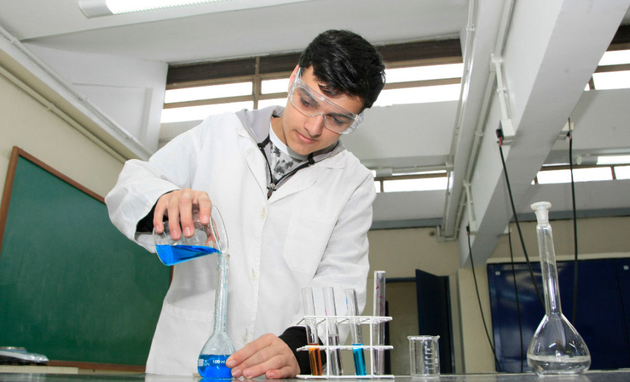 O comprometimento com os estudos também foi o diferencial para a classificação de Elizeu, que cursa o terceiro ano do ensino médio integrado ao curso técnico de Química no Centro Estadual de Educação Profissional (CEEP) de Curitiba, no bairro Boqueirão