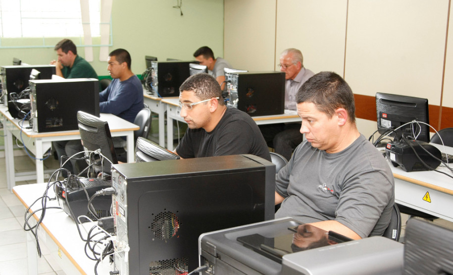 Provas da EJA Online para Ensino Fundamental Serão realizadas nesta quarta-feira (17) as provas da Educação para Jovens e Adultos (EJA) online para quem quer concluir o ensino fundamental. Na foto, provas da EJA Online de 2015.