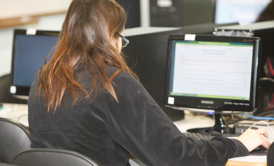 Provas da EJA Online para Ensino Fundamental Serão realizadas nesta quarta-feira (17) as provas da Educação para Jovens e Adultos (EJA) online para quem quer concluir o ensino fundamental. Na foto, provas da EJA Online de 2015.