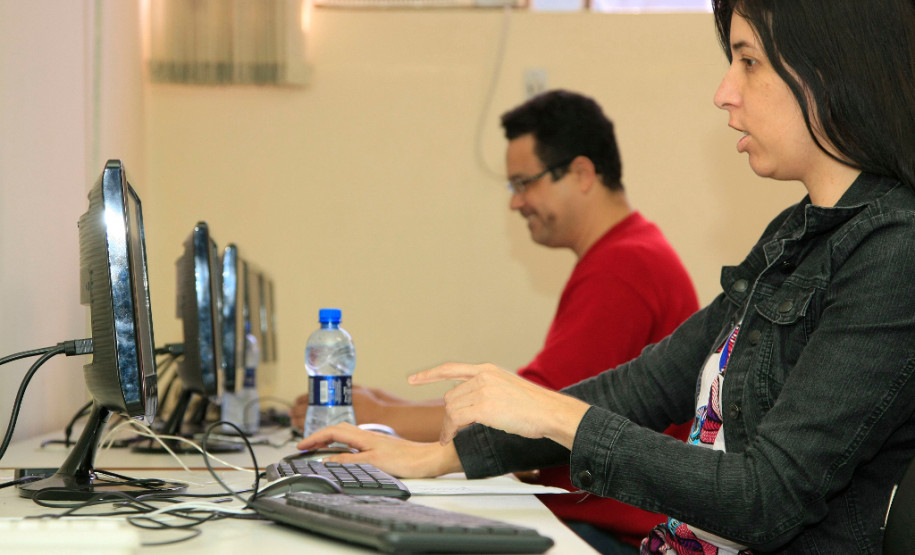 Jovens e adultos paranaenses que não tiveram a oportunidade de concluir os anos finais do ensino fundamental iniciaram nesta quarta-feira (17) uma importante jornada. O Departamento de Educação de Jovens e Adultos (Deja) da Secretaria de Estado da Educação disponibilizou 21 mil vagas em laboratórios com computadores nas escolas estaduais para os interessados em fazer as provas na modalidade de Educação de Jovens e Adultos (EJA) e concluir os estudos.